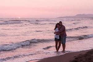 gelukkig romantisch midden- oud paar genieten van mooi zonsondergang wandelen Aan de strand. reizen vakantie pensioen levensstijl concept foto