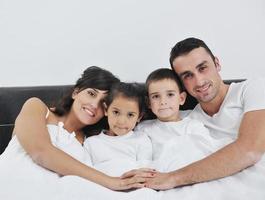 gelukkig jong familie in hun slaapkamer foto