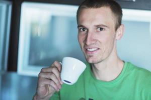 knap jong Mens drinken vers ochtend- koffie foto