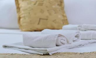 handdoeken in hotelkamer foto