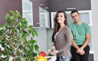 jong paar hebben pret in modern keuken foto
