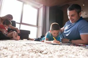 jong stel dat tijd doorbrengt met kinderen foto