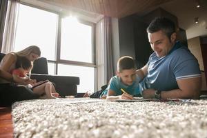 jong stel dat tijd doorbrengt met kinderen foto