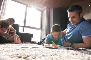 jong stel dat tijd doorbrengt met kinderen foto