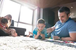 jong stel dat tijd doorbrengt met kinderen foto