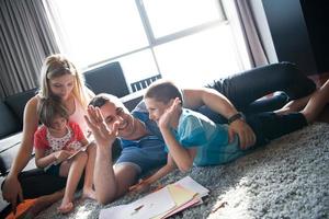 jong stel dat tijd doorbrengt met kinderen foto