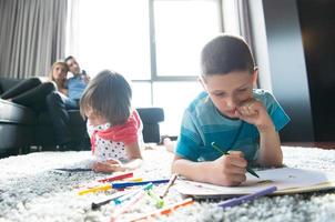 jong stel dat tijd doorbrengt met kinderen foto