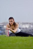 jonge mooie vrouw joggen op ochtend foto