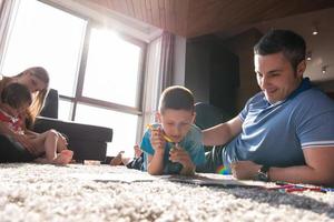 jong stel dat tijd doorbrengt met kinderen foto