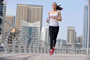 vrouw joggen in de ochtend foto