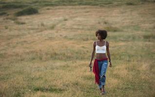 jong zwart vrouw in natuur foto