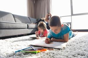 jong stel dat tijd doorbrengt met kinderen foto