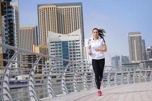 vrouw joggen in de ochtend foto