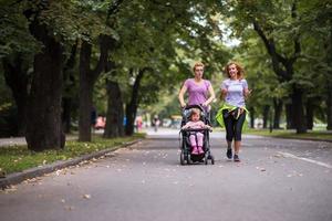 Dames met baby wandelwagen jogging samen foto