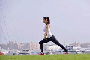 jonge mooie vrouw joggen op ochtend foto