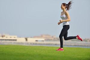 vrouw joggen in de ochtend foto