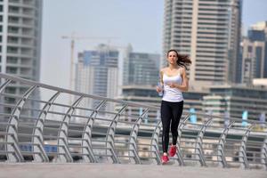 vrouw joggen in de ochtend foto