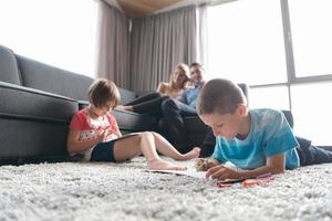 jong stel dat tijd doorbrengt met kinderen foto