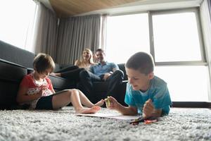 jong stel dat tijd doorbrengt met kinderen foto