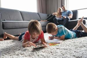 jong stel dat tijd doorbrengt met kinderen foto