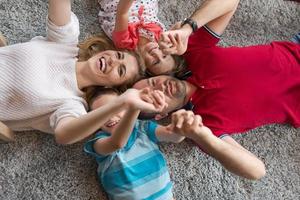 gelukkig familie aan het liegen Aan de verdieping foto