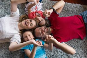 gelukkig familie aan het liegen Aan de verdieping foto