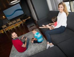 gelukkig familie spelen een video spel foto