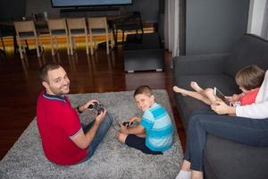 gelukkig familie spelen een video spel foto