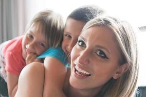 jong moeder uitgeven tijd met kinderen Aan de verdieping foto