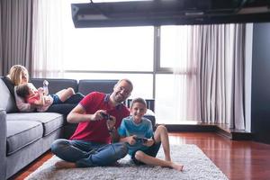 gelukkig familie spelen een video spel foto