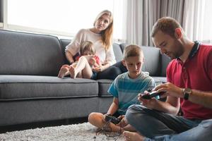 gelukkig familie spelen een video spel foto