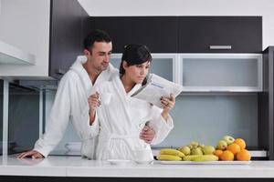jong paar hebben pret in modern keuken foto