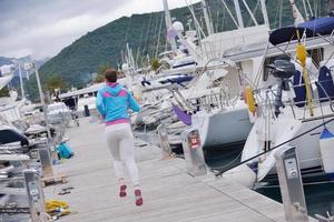 vrouw joggen in de jachthaven foto