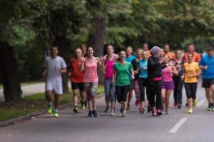 moslim vrouw met haar hardlopers team jogging foto