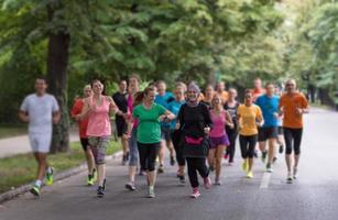 moslim vrouw met haar hardlopers team jogging foto