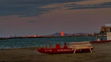 visie van Rimini in de afstand Bij de eerste licht van avond van de strand van de adriatisch kust foto