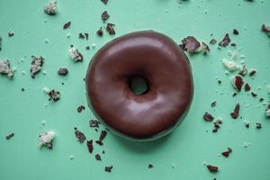 smakelijk chocola donut voor brunch, ongezond voedsel foto