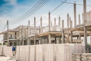 bouw residentieel nieuw huis in uitvoering op bouwplaats foto