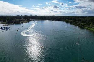 mooi antenne drone's camera beeldmateriaal van willen meer en park welke is gelegen Bij milton sleutels, Engeland. mensen zijn genieten van Bij meer Aan een heet zonnig dag van zomer foto