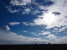 mooi wolken en blauw lucht foto