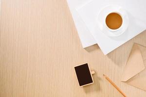 vlak leggen van koffie beker, klok, potlood en een notebook. foto