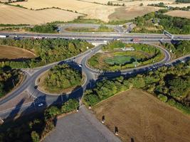 mooi antenne visie van Brits bezig snelwegen met verkeer en stad Aan een zonnig dag foto