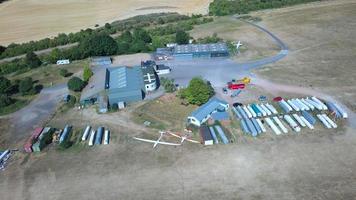 zweefvliegtuig luchthaven in de veld, hoog hoek beeldmateriaal van drone's camera. mooi antenne landschap visie van dunstabiel downs Engeland Super goed Brittannië foto