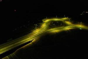 nacht luchtfoto van britse snelwegen met verlichte wegen en verkeer. snelwegen opnames gemaakt met drone's camera over Milton Keynes en snelwegen van Engeland in de donkere nacht foto