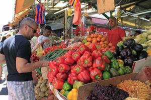 tel aviv, Israël, 2019 - mensen buying groenten Bij een markt kraam in tel aviv, Israël. foto