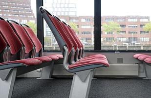 leeg stoelen Aan een veerboot boot in Rotterdam, Nederland foto