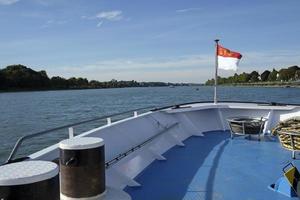 koenigswinter, duitsland, 2019 - visie van een rivier- boot Aan de rivier- Rijn Aan een zonnig dag. foto