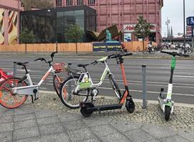 berlijn, duitsland, 2019 - individu mobiliteit - elektrisch scooters en verhuur Fietsen van divers providers voering omhoog De volgende naar een straat foto