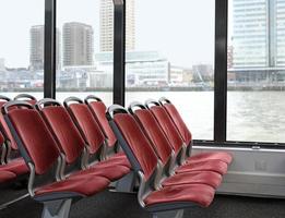 leeg stoelen Aan een veerboot boot in Rotterdam, Nederland foto