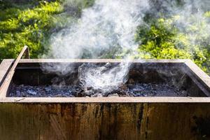 rook over- vlammend stapel van hout chips in barbecue foto